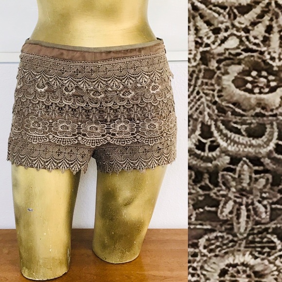 SAN SOUCI Champagne Golden Scalloped LACE SHORTS NWOT Small - Picture 1 of 8